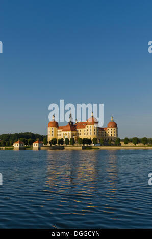 "Schloss Moritzburg", einer ehemaligen Burg, Jagd, feiern liegt 10 km außerhalb der Stadt Dresden in der Mitte des schönen Stockfoto