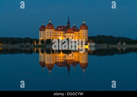 "Schloss Moritzburg" in der Nacht, befindet sich eine ehemalige Burg zu feiern Jagd, 10 km von der Stadt Dresden in der Mitte des Stockfoto