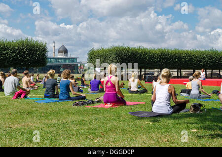 Open-Air-Yoga-Sitzung auf den Wiesen am Ufer des Flusses Elbe, Dresden, Sachsen Stockfoto