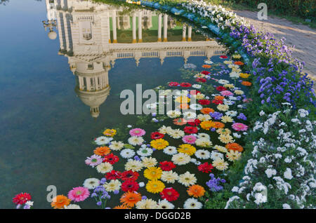 Lalitha Mahal Palace Hotel, spiegelt sich in einem Pool, außerhalb von Mysore, Indien, Asien Stockfoto