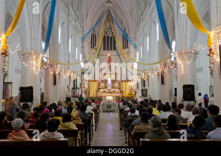 Innen St. Philomenas Kathedrale am Heiligabend in Mysore, Indien, Asien Stockfoto