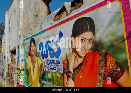 Kino Poster an der Wand eines gebrochenen, Haus, Mysore, Indien, Asien Stockfoto