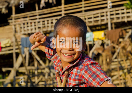 Kleiner Junge des Stammes Adi Gallo in den Hügeln von Arunachal Pradesh, Angu Village, Indien, Asien Stockfoto