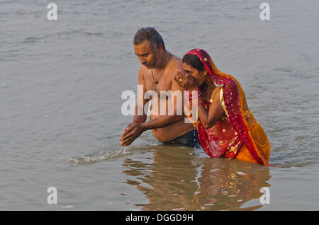 Zwei Pilger beten im Wasser Sangam, dem Zusammenfluss der heiligen Flüsse Ganges und Yamuna Saraswati, Allahabad, Indien Stockfoto