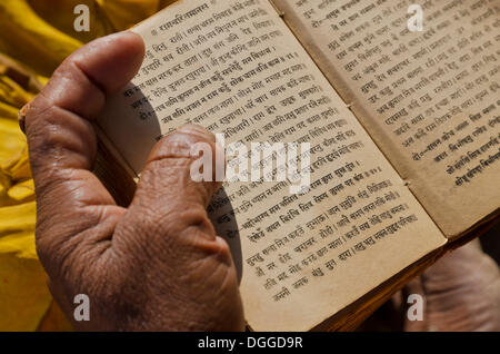 Sadhu Rezitation aus dem Heiligen Bücher morgens um Sangam, die heiligen Flüsse Ganges und Yamuna Saraswati in Stockfoto