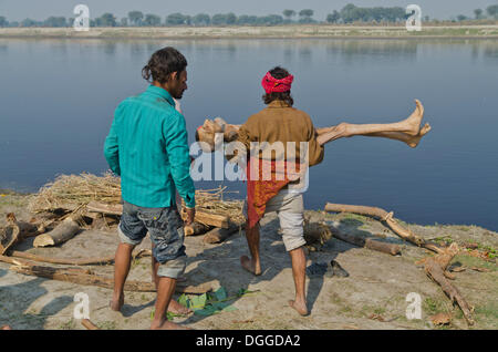 Nehmen einen toten Körper, das Wasser des Flusses Yamuna als Bestandteil einer Feuerbestattung Zeremonie, Vrindavan, Indien, Asien Stockfoto