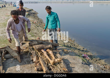 Setzen einen toten Körper auf Brennholz an den Ufern des Flusses Yamuna im Rahmen einer Zeremonie Einäscherung Vrindavan, Indien, Asien Stockfoto