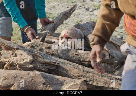 Setzen einen toten Körper auf Brennholz an den Ufern des Flusses Yamuna im Rahmen einer Zeremonie Einäscherung Vrindavan, Indien, Asien Stockfoto