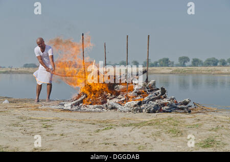 Der älteste Sohn pflegen das Feuer als Bestandteil einer Feuerbestattung Zeremonie, Vrindavan, Indien, Asien Stockfoto