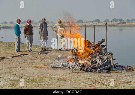 Gruppe von Menschen beobachten die Zeremonie Einäscherung eines Familienmitglieds am Ufer des Flusses Yamuna, Vrindavan, Indien, Asien Stockfoto