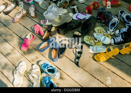 Große Gruppe der Schuhe auf Holzbohlen Stockfoto