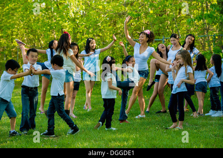 Große Gruppe von Kindern tanzen im park Stockfoto