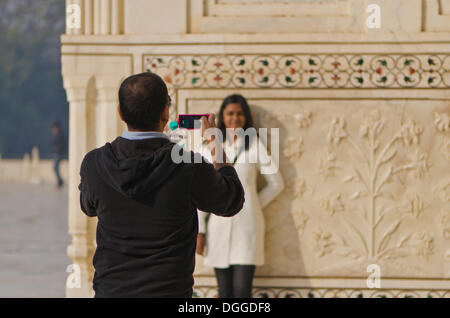 Indische Touristen ein Foto seiner Frau am Taj Mahal, Agra, Indien, Asien Stockfoto