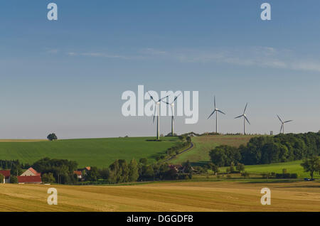 Windkraftanlagen in Landwirtschaft Landschaft, Deutschenbora, Sachsen Stockfoto