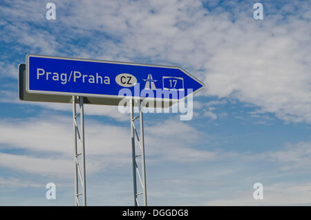 Wegweiser in Richtung Prag auf Autobahn A 17, Breitenau, Sachsen Stockfoto