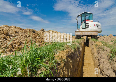 Bagger graben einen Graben durch Landwirtschaft Landschaft, Laurich, Sachsen Stockfoto