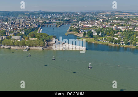 Deutsches Eck Landzunge am Zusammenfluss von Mosel und Rhein, wie gesehen von der Festung Ehrenbreitstein, Koblenz Stockfoto