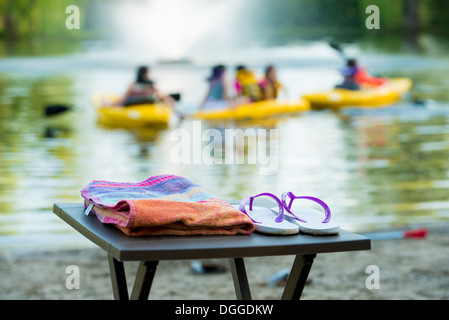 Flip Flops und Handtuch auf Tisch See Stockfoto