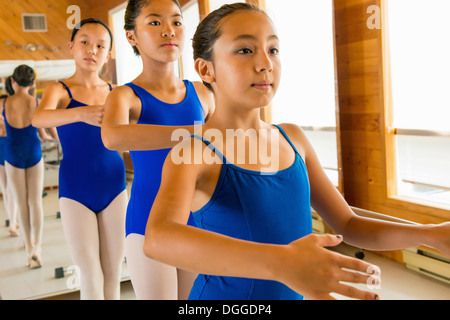 Ballerinas auf der Barre in der Ballettschule üben Stockfoto