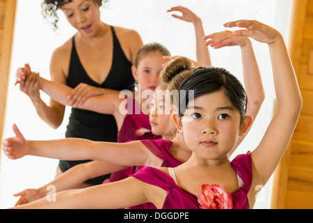 Ballerinas mit Ballettlehrer üben Stockfoto