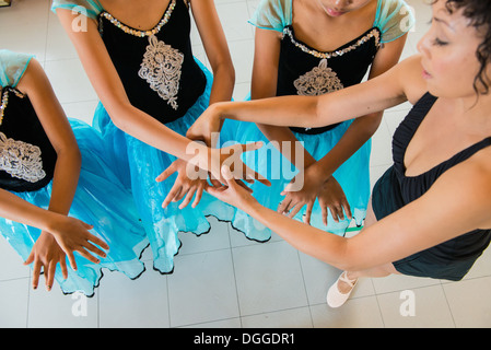 Reife Ballettlehrerin Vermittlung von Ballerina Hände Stockfoto