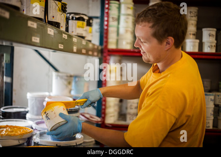 Mann, die Messung der Tinte im Bildschirm Druckwerkstatt Stockfoto