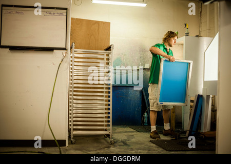 Mann im Bildschirm Druckwerkstatt Halterahmen Stockfoto