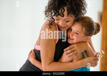 Reife Lehrer umarmt ballerina Stockfoto