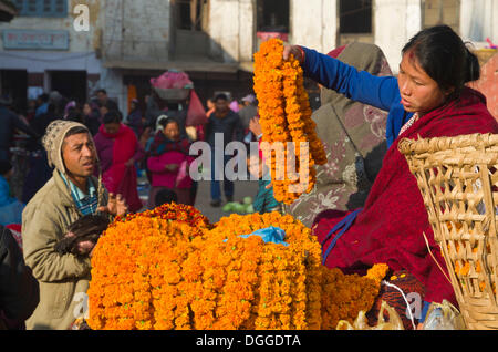 Straßenhändler verkaufen Blumengirlanden am Durbar Square, Bagmati Zone, Nepal Kathmandu-Tal, Kathmandu, Kathmandu Bezirk Stockfoto