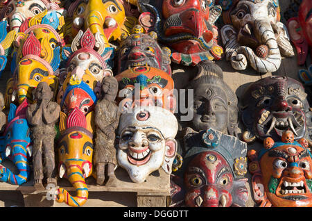 Holzmasken verkauft als Souvenirs im Kathmandu-Tal, Kathmandu, Kathmandu Bezirk, Durbar Square, Bagmati Zone, Nepal Stockfoto