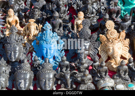 Holzmasken verkauft als Souvenirs im Kathmandu-Tal, Kathmandu, Kathmandu Bezirk, Durbar Square, Bagmati Zone, Nepal Stockfoto