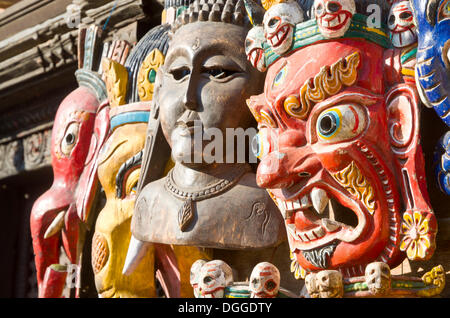 Holzmasken verkauft als Souvenirs im Kathmandu-Tal, Kathmandu, Kathmandu Bezirk, Durbar Square, Bagmati Zone, Nepal Stockfoto