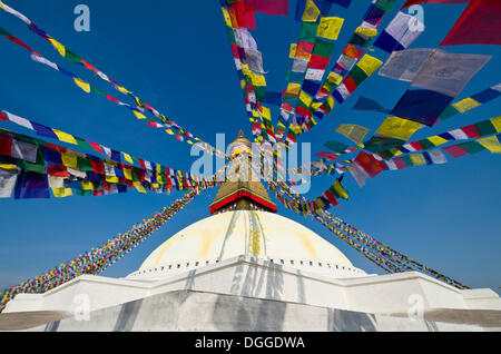 Boudnath Stupa mit Gebetsfahnen gegen blauen Himmel, Kathmandu-Tal, Bagmati Zone, Nepal, Kathmandu, Kathmandu Bezirk Stockfoto