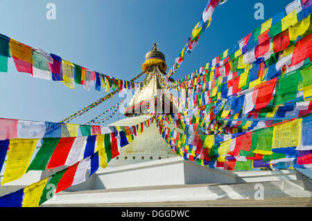 Boudnath Stupa mit Gebetsfahnen gegen blauen Himmel, Kathmandu-Tal, Bagmati Zone, Nepal, Kathmandu, Kathmandu Bezirk Stockfoto