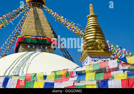 Boudnath Stupa mit Gebetsfahnen gegen blauen Himmel, Kathmandu-Tal, Bagmati Zone, Nepal, Kathmandu, Kathmandu Bezirk Stockfoto