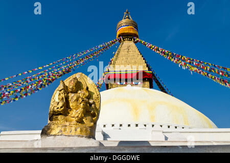 Boudnath Stupa mit der Statue einer Göttin, Gebetsfahnen und blauer Himmel, Kathmandu-Tal, Kathmandu, Kathmandu District Stockfoto