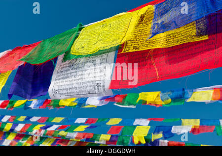 Buddhistische Gebetsfahnen gegen blauen Himmel im Kathmandu-Tal, Kathmandu, Kathmandu District, Boudnath Stupa, Bagmati Zone, Nepal Stockfoto