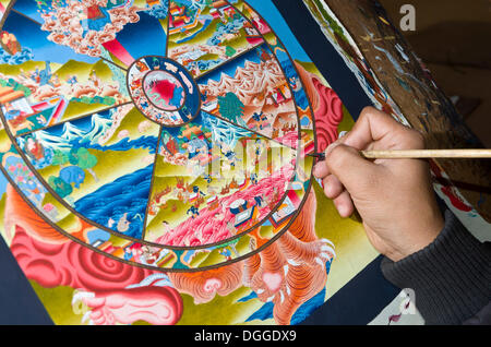 Künstler malen eine bunte Thangka in einem der schönen Künste in der Nähe von Boudnath Stupa, Kathmandu-Tal, Kathmandu Stockfoto