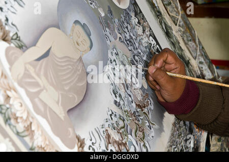 Künstler malen ein großes Thangka in einer Kunstschule, Kathmandu-Tal, Bagmati Zone, Nepal, Kathmandu, Kathmandu Bezirk Stockfoto