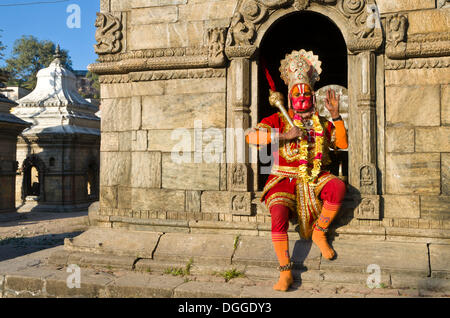 Künstler, verkleidet als Gott Haniuman, posiert auf den brennenden Ghats, Bagmati Zone, Nepal, Kathmandu, Kathmandu Bezirk Stockfoto