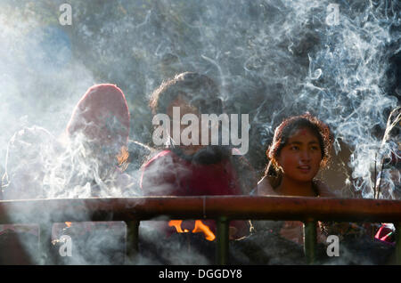 Pilger, die brennende Räucherstäbchen als Opfergabe, Dakshinkali Tempel oder Dakshin Kali Tempel, Kathmandu-Tal, Dakshinkali Stockfoto