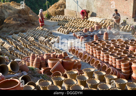 Arbeiter aussortieren Keramik nach dem Brennvorgang Bagmati Zone, Nepal, Kathmandu Bezirk, Thimi, Kathmandu-Tal Stockfoto