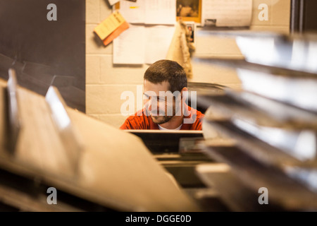 Unternehmer, die im Lager Büro sitzen Stockfoto