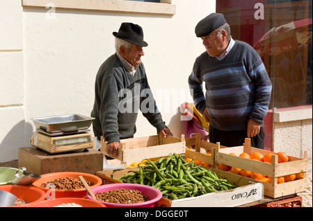 Portugal, Algarve, Silves Markt, zwei lokale Männer an einem Gemüse Stand auf der Straße Stockfoto