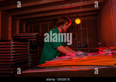 Mann arbeitet in Dunkelkammer im Bildschirm Werkstatt Stockfoto