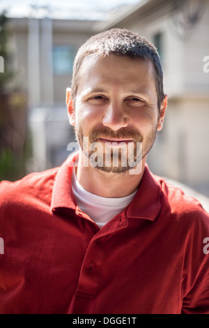 Porträt des kleinen Businessmanager außerhalb der Lager Stockfoto