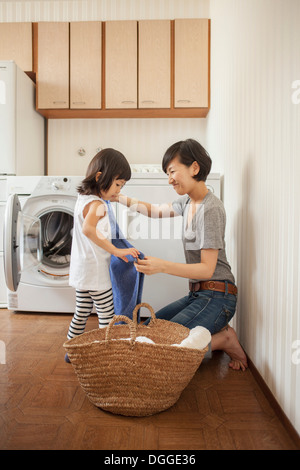 Mutter und Tochter Handtuch Falten Stockfoto