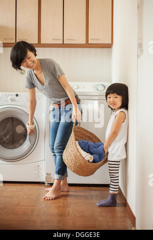 Mutter und Tochter mit Wäschekorb Stockfoto