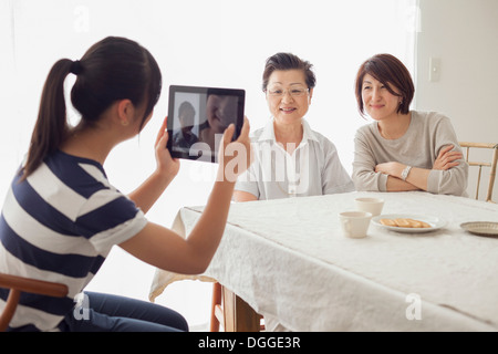 Teenager-Mädchen mit Tablet Foto Mutter und Großmutter Stockfoto