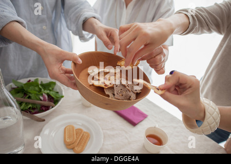 Hände, die Schüssel essen wegzunehmen Stockfoto